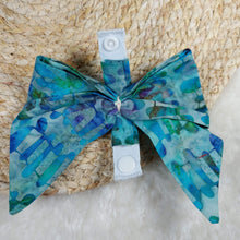 Load image into Gallery viewer, Oceanside Bow Pet collar. Help your pup put their best paw forward by wearing one of these pretty bows on their collar. Worn to the side, up front or at the back, its versatility makes dressing up an everyday possibility! This collar bow is suitable as a cat collar and a dog collar. Measures 5.5” at its widest point. Made from 100% cotton fabric in a variety of patterns. Fastens to collars up to 1” wide. Elastic and snap fastener. Wiggles and Whiskers Canada Pet Accessories.